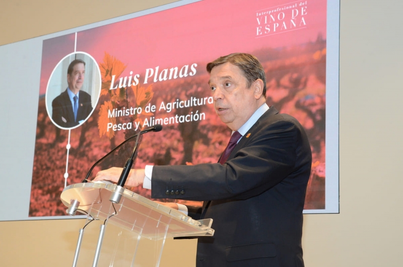 El ministro Planas incide en la necesidad de reforzar la información y transparencia en el etiquetado del vino.